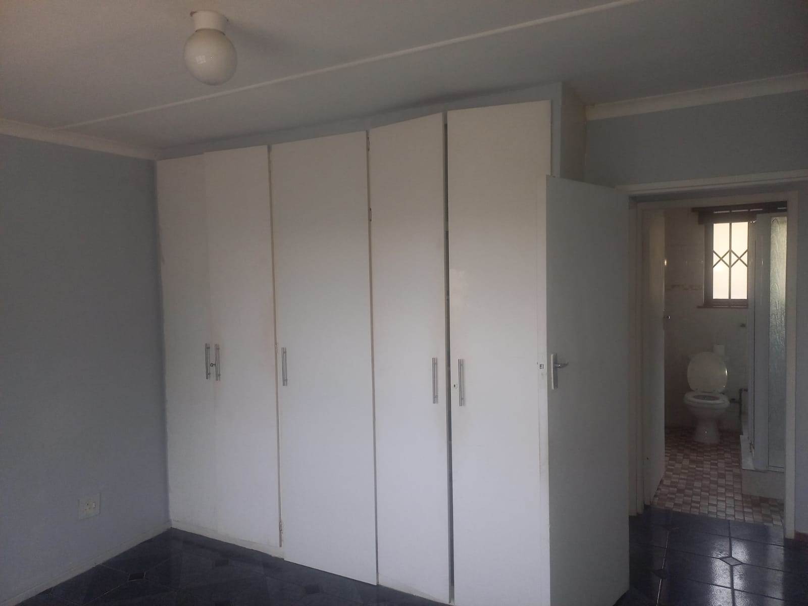 2 Bed Townhouse in Illovo Glen photo number 8