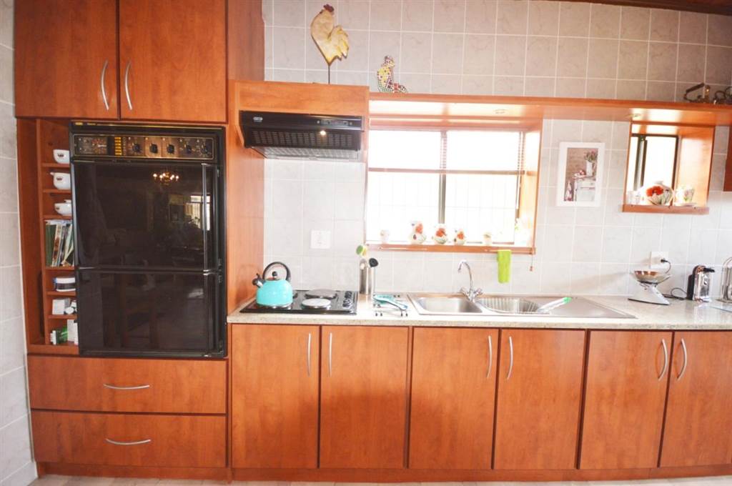 3 Bed House in Gordons Bay Central photo number 14