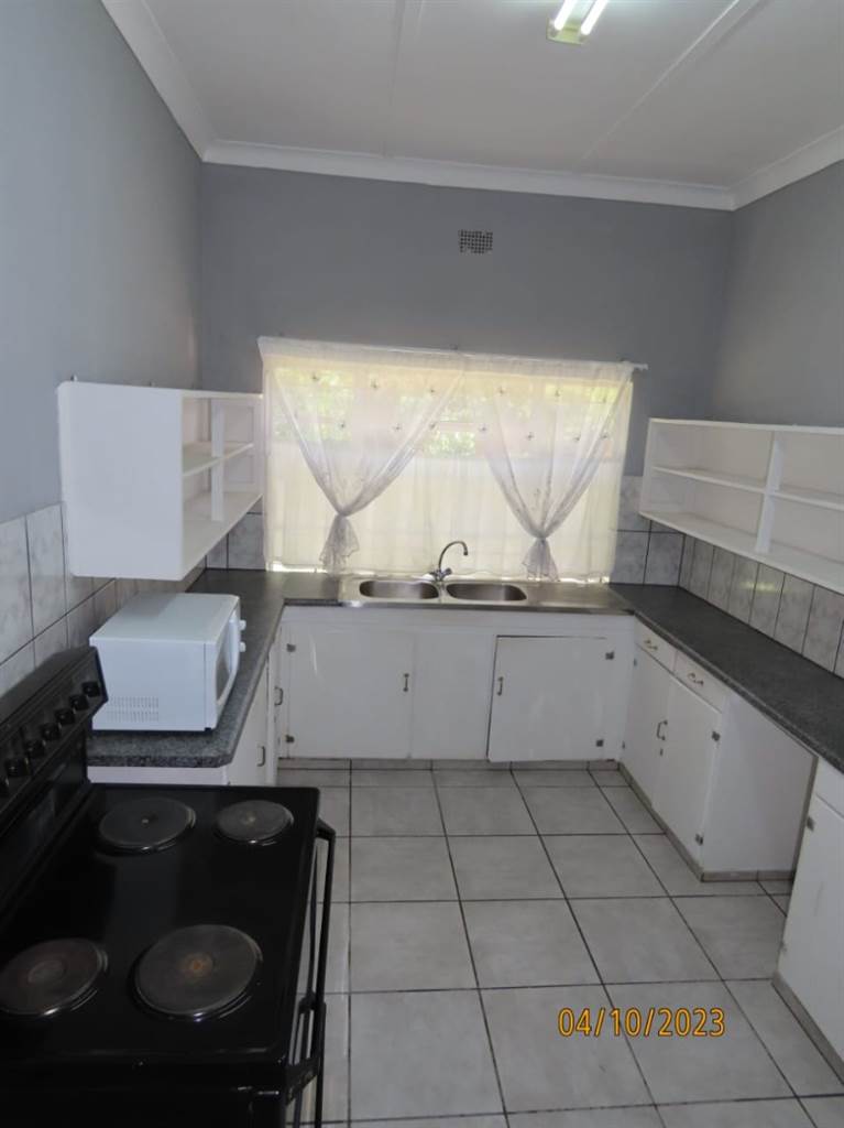 4 Bed House in Jan Kempdorp photo number 10