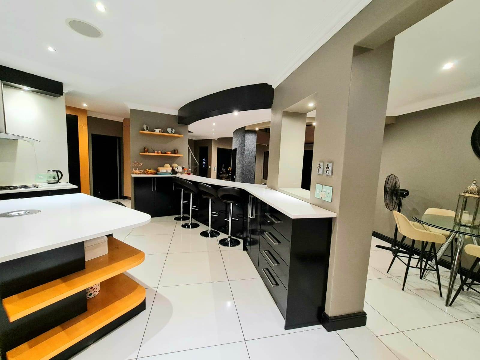 6 Bed House in Greenstone Hill photo number 11