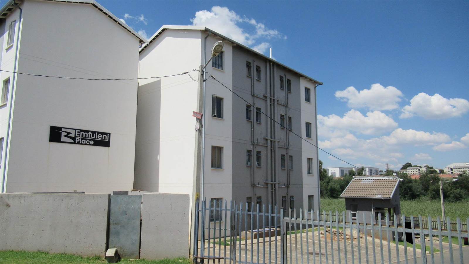 2 Bed Townhouse in Roodepoort Central photo number 1