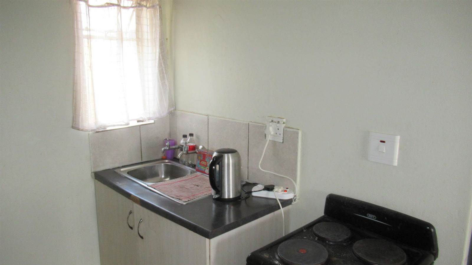 2 Bed Townhouse in Roodepoort Central photo number 8