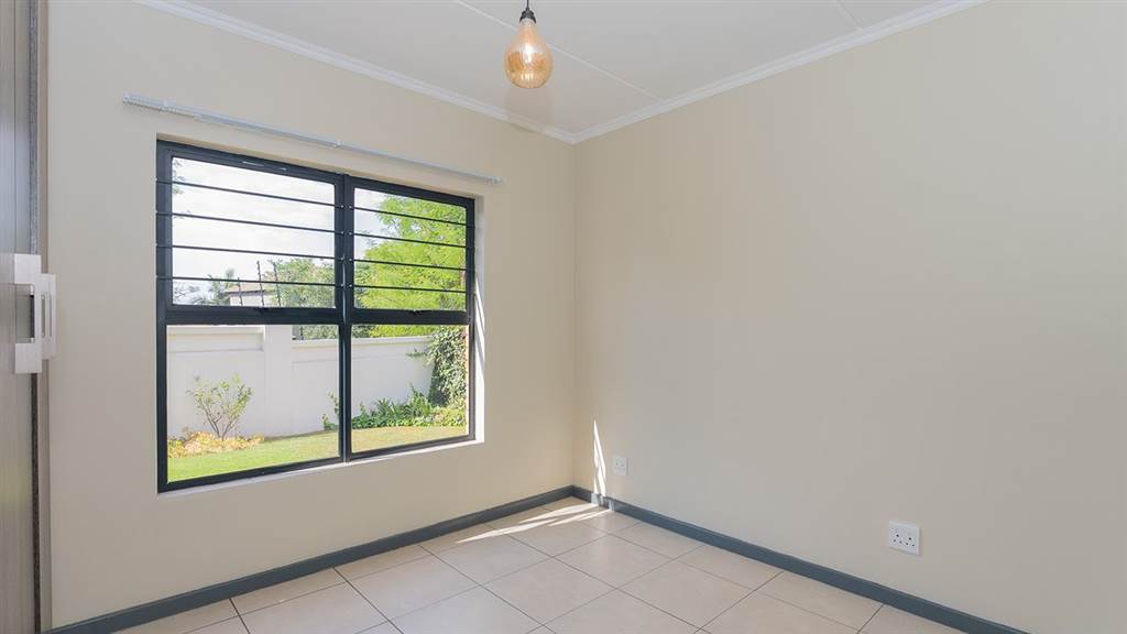 3 Bed Apartment in Greenstone Hill photo number 9