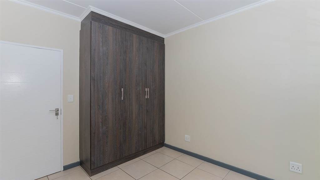 3 Bed Apartment in Greenstone Hill photo number 15