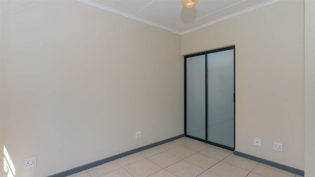 3 Bed Apartment in Greenstone Hill photo number 11