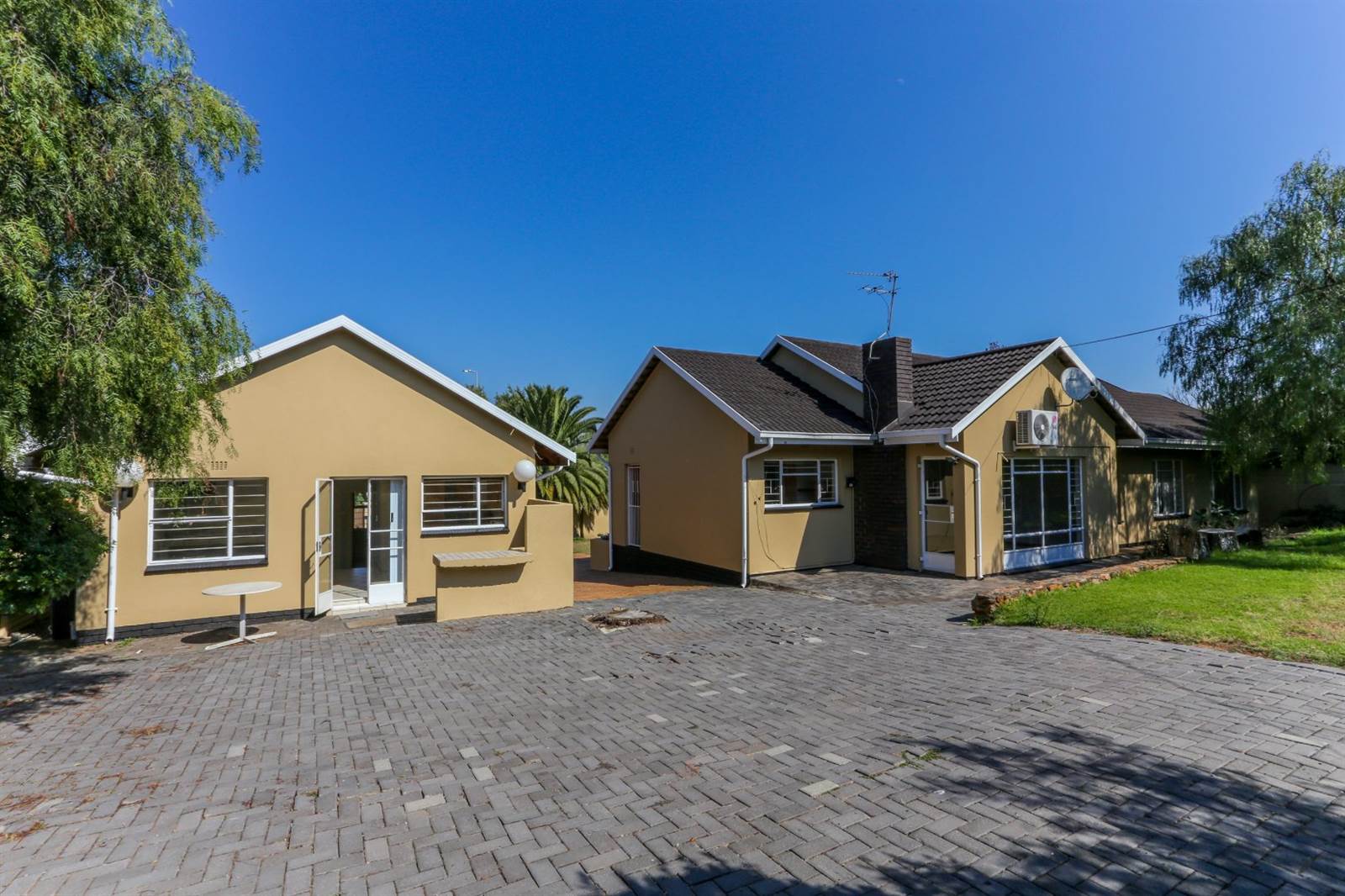 3 Bed House in Constantia Kloof photo number 2