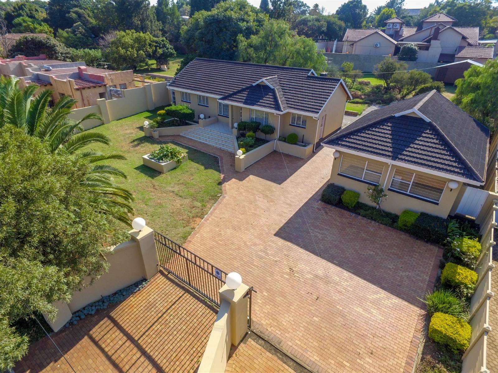 3 Bed House in Constantia Kloof photo number 3