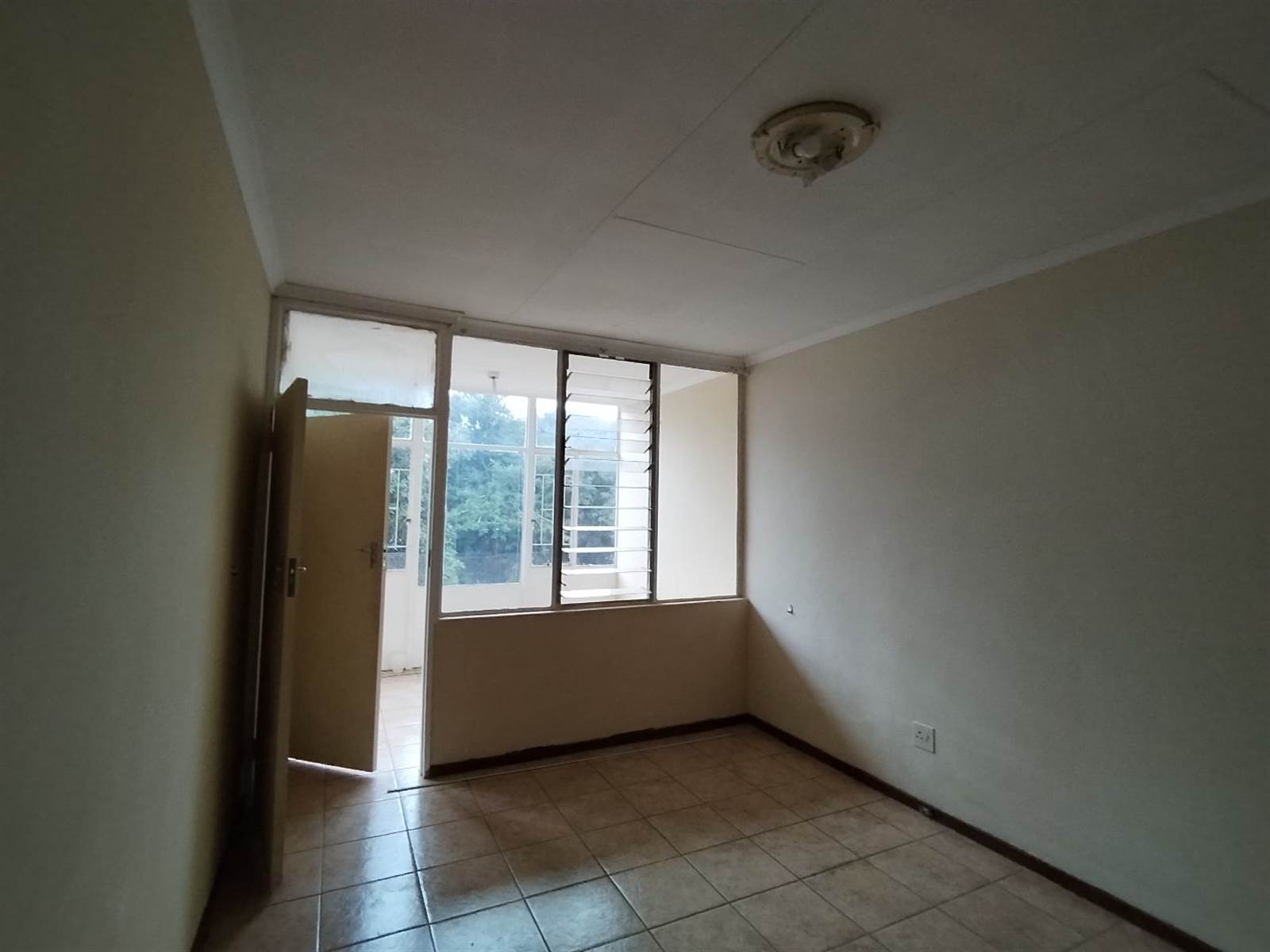 1.5 Bed Apartment in Pretoria North photo number 2