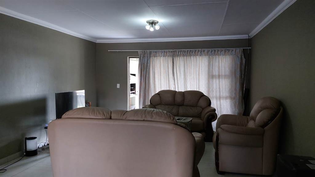 3 Bed Apartment in Boksburg North photo number 3