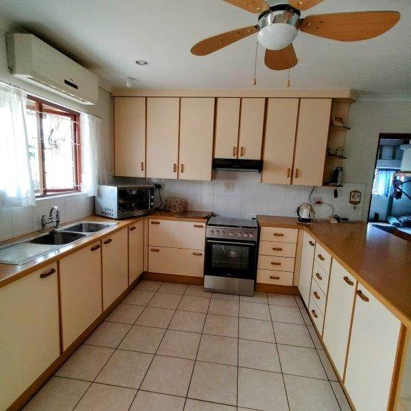 3 Bed Townhouse in Umtentweni photo number 10