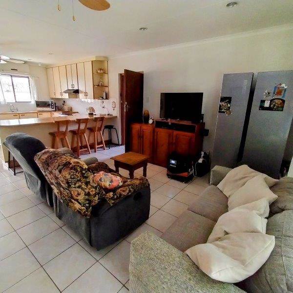 3 Bed Townhouse in Umtentweni photo number 6