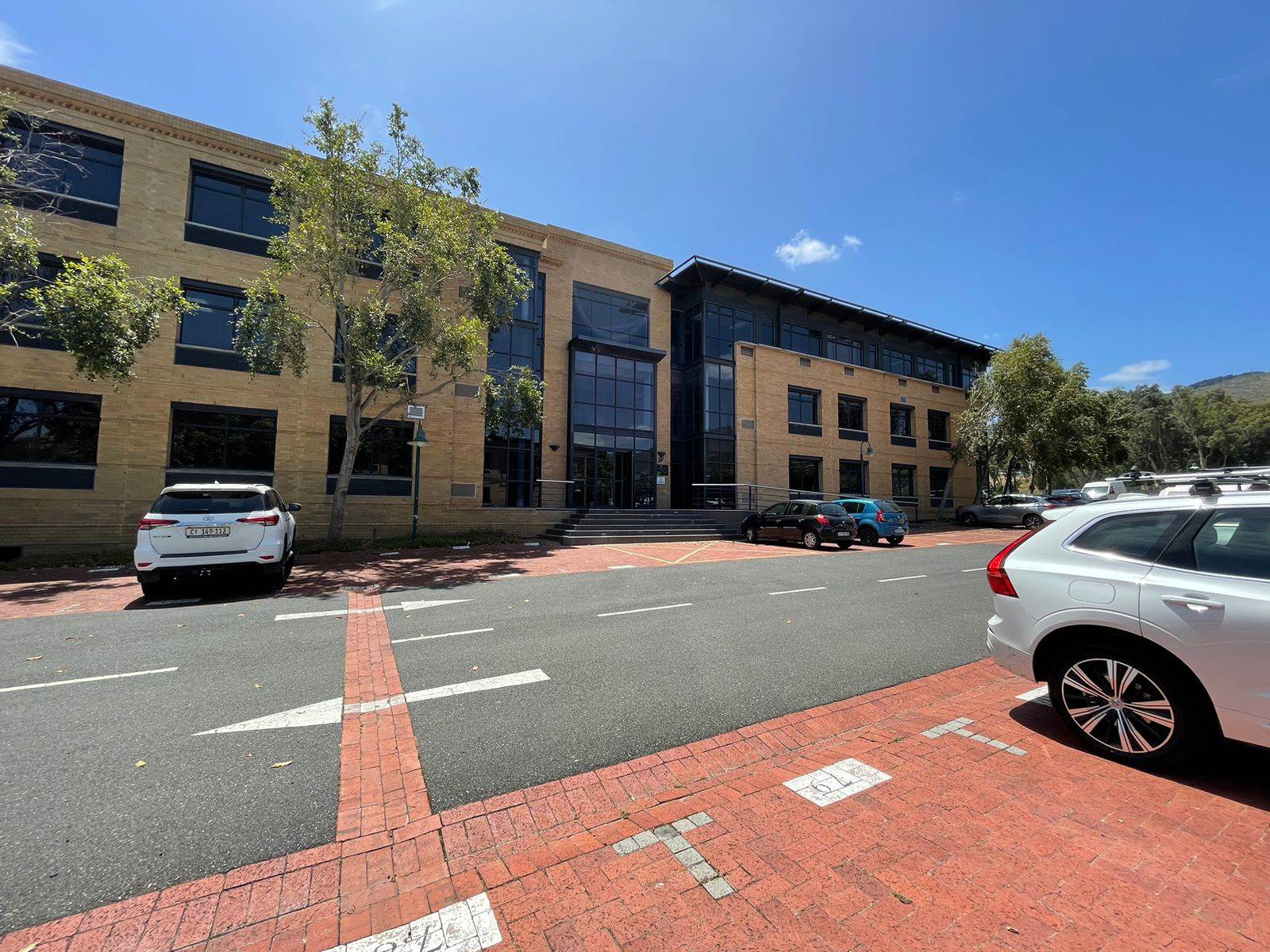 260  m² Commercial space in Plattekloof photo number 1