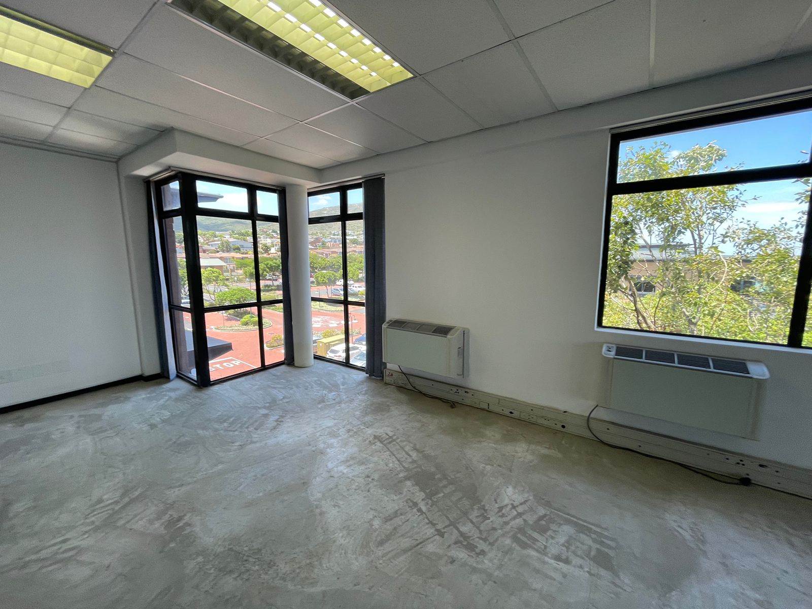 260  m² Commercial space in Plattekloof photo number 3