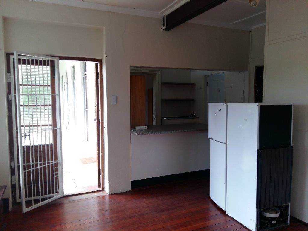 1 Bed Apartment in Grahamstown Central photo number 4