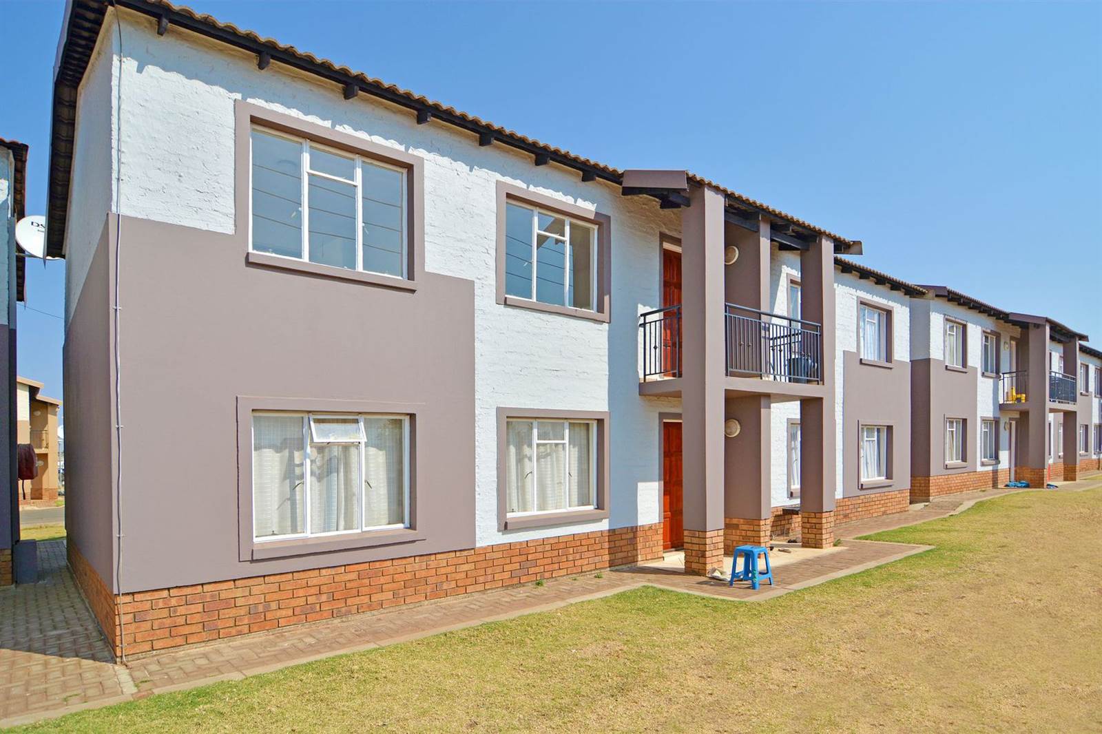 2 Bed Apartment in Protea Glen photo number 2