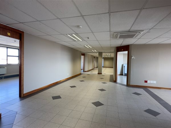 688  m² Commercial space