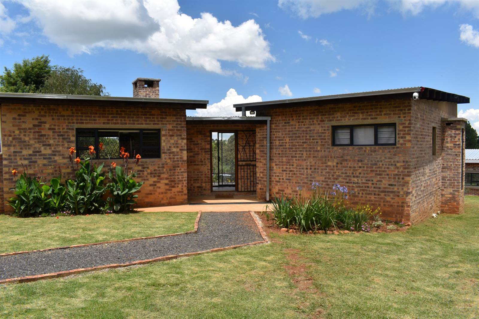 2 Bed House in Dullstroom photo number 2