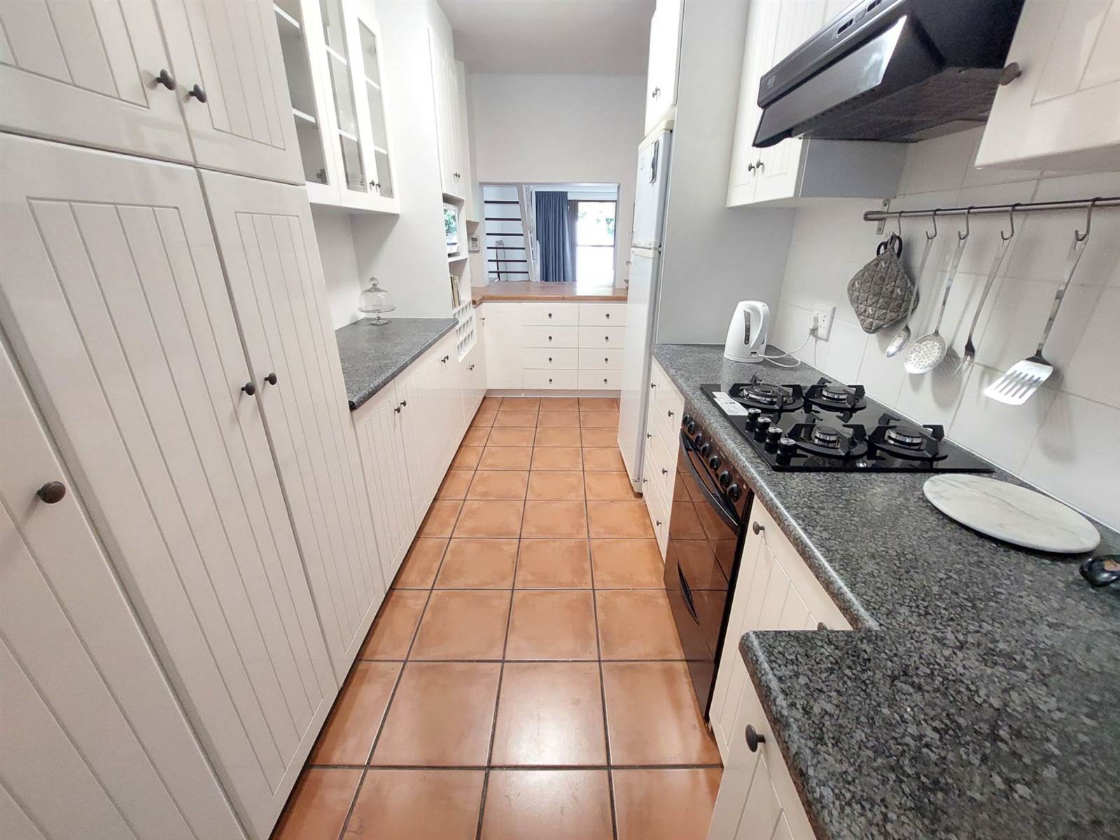 2 Bed Apartment in Eastcliff photo number 4