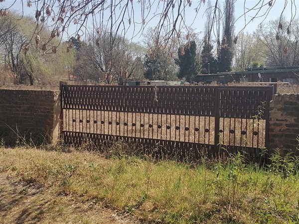 1190 m² Land available in Rensburg