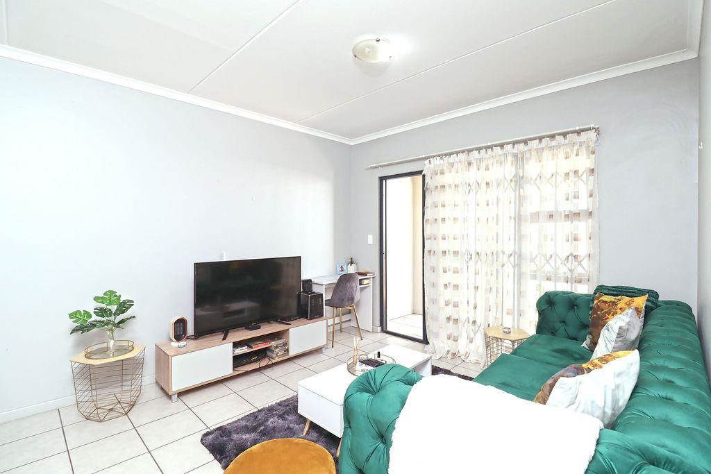 2 Bed Apartment in Durbanville photo number 3