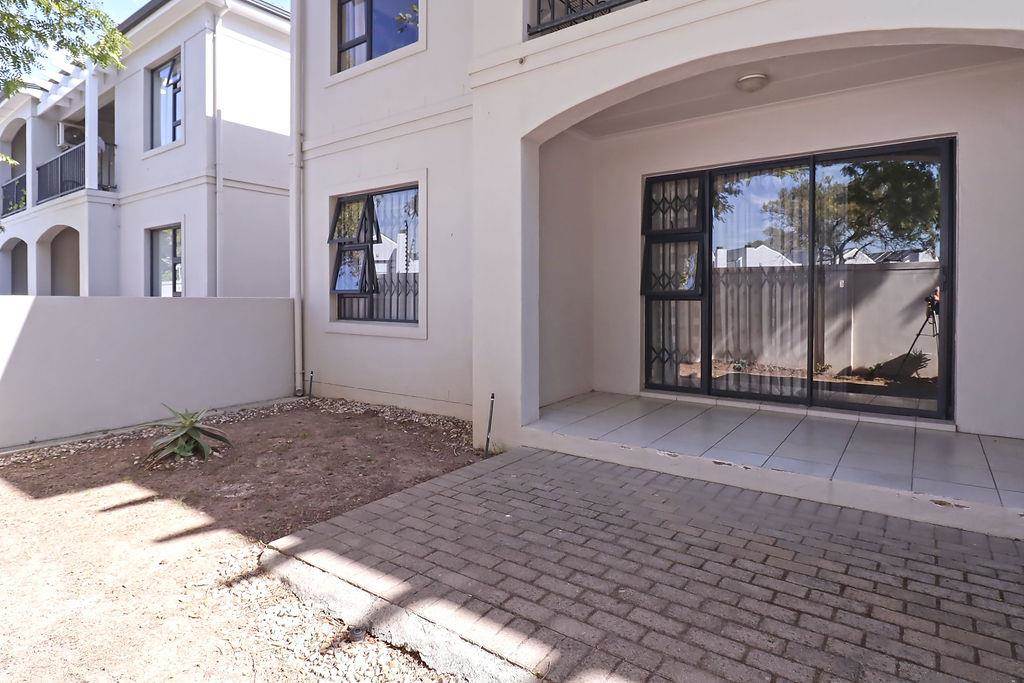 2 Bed Apartment in Durbanville photo number 12