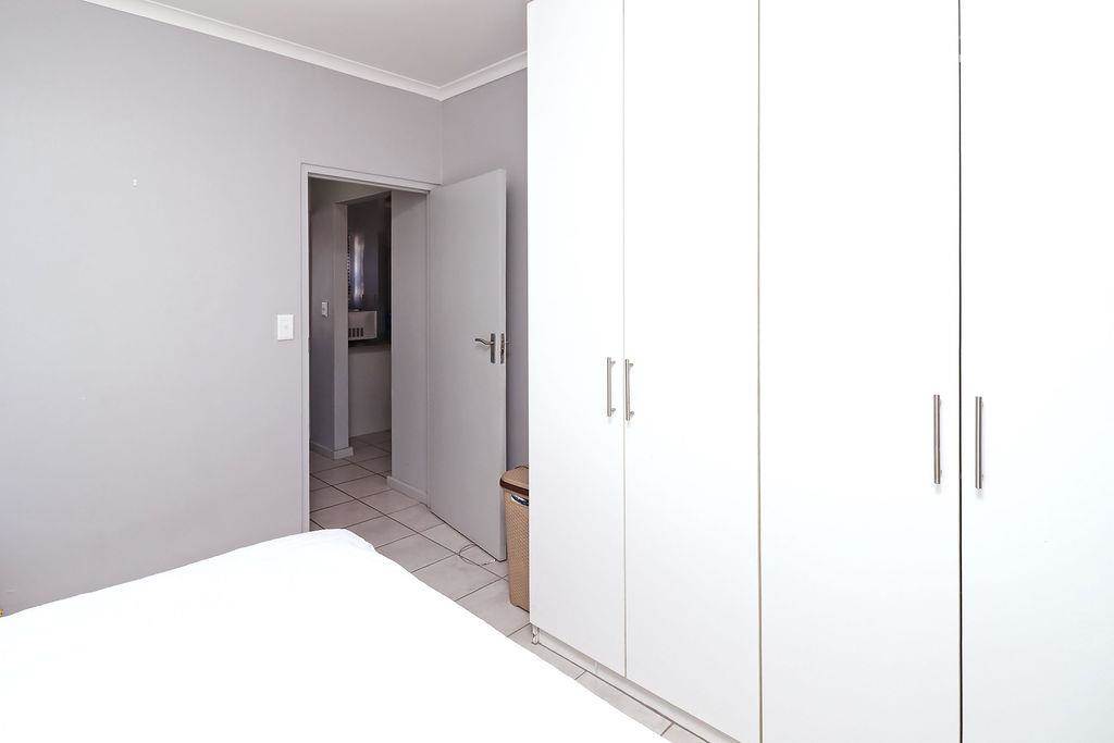 2 Bed Apartment in Durbanville photo number 9