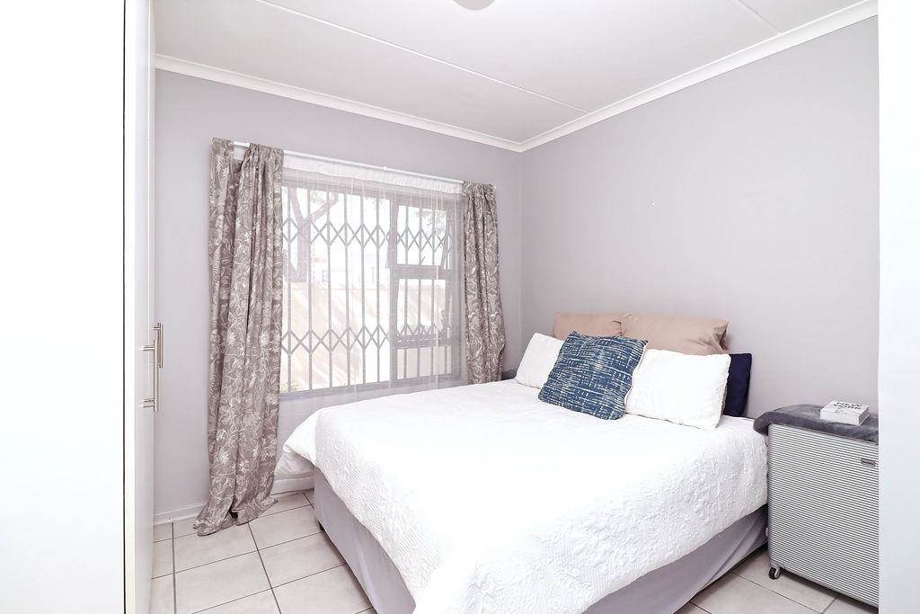2 Bed Apartment in Durbanville photo number 7
