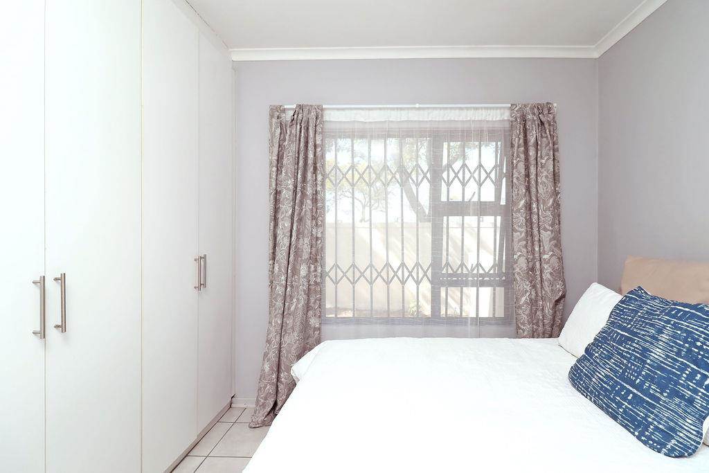 2 Bed Apartment in Durbanville photo number 8