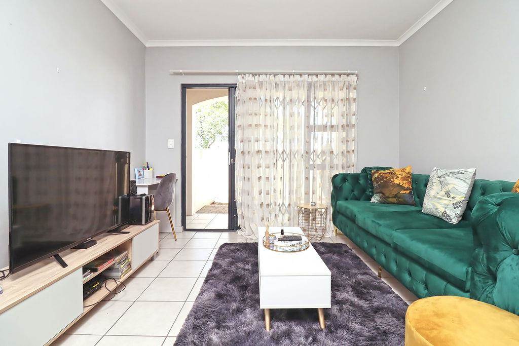 2 Bed Apartment in Durbanville photo number 4