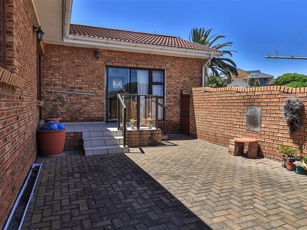 5 Bed House in Mossel Bay Central