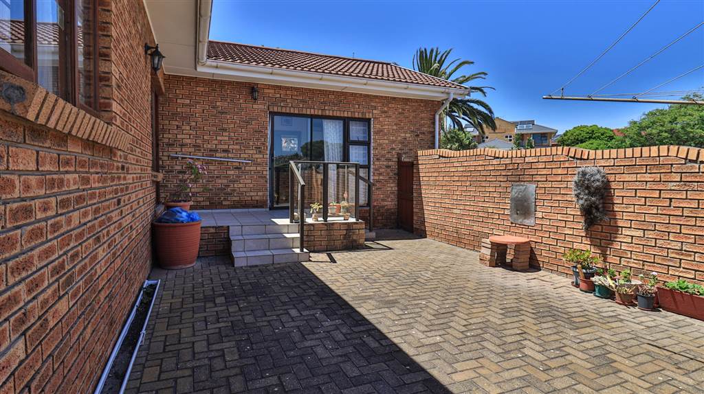 5 Bed House in Mossel Bay Central photo number 1