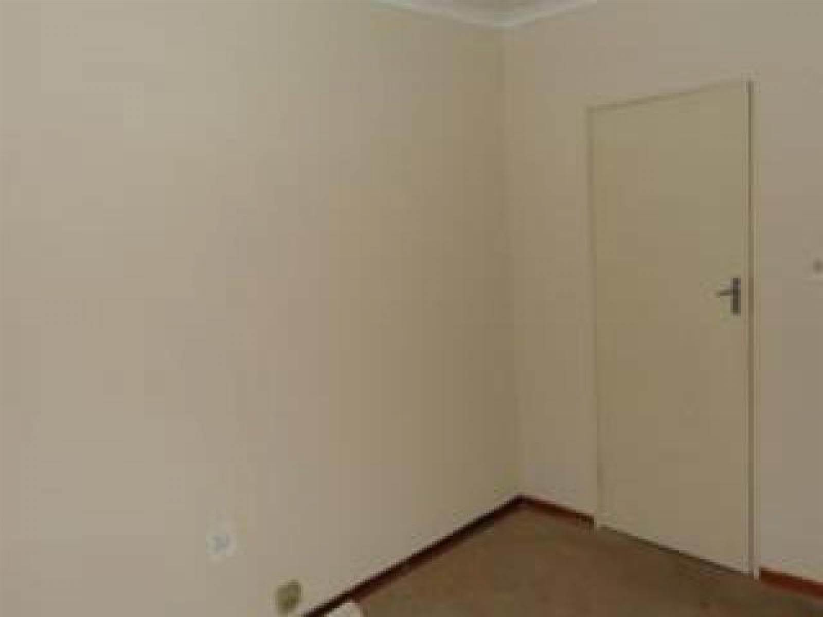 2 Bed Apartment in Glen Marais photo number 12