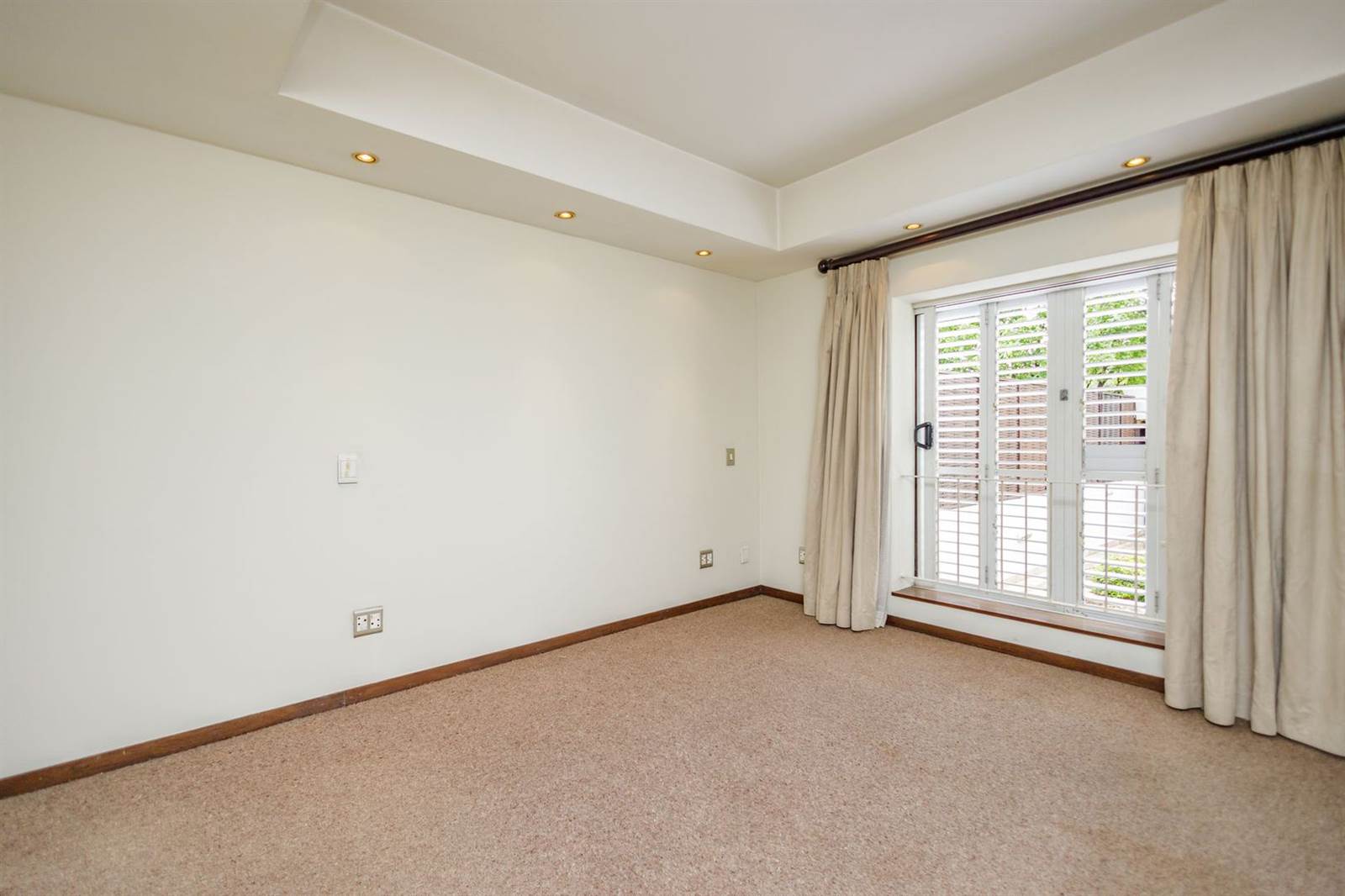 2 Bed Apartment in Craighall Park photo number 10