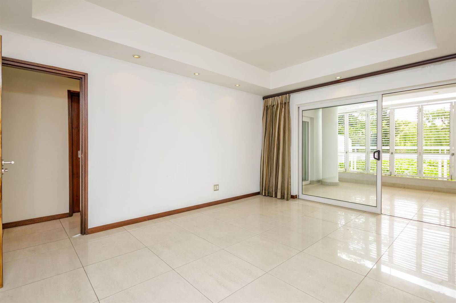 2 Bed Apartment in Craighall Park photo number 8