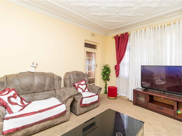 2 Bed Apartment in Springs Central