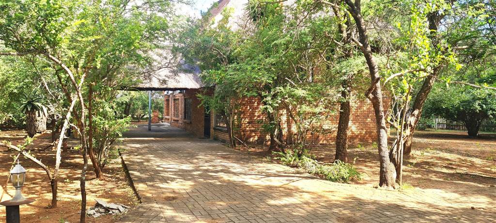 5 Bed House in Marloth Park photo number 2