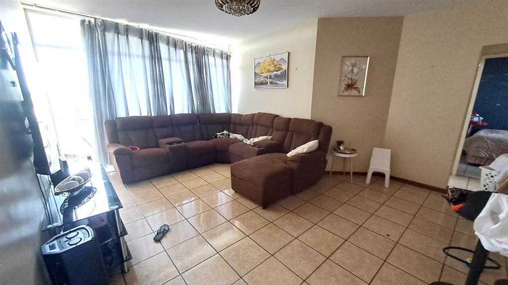 2 Bed Apartment in Empangeni Central photo number 11