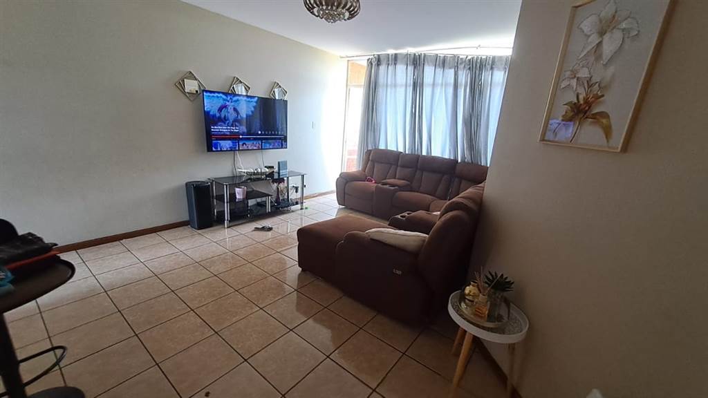 2 Bed Apartment in Empangeni Central photo number 24