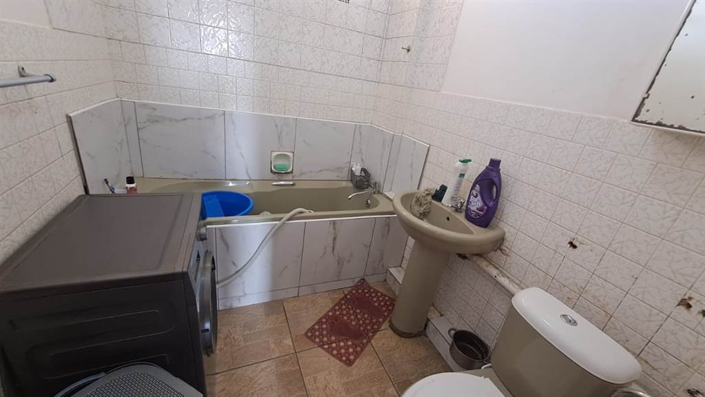 2 Bed Apartment in Empangeni Central photo number 19