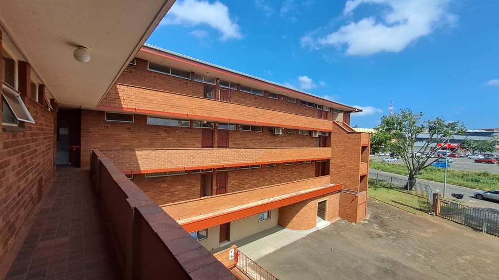 2 Bed Apartment in Empangeni Central photo number 2