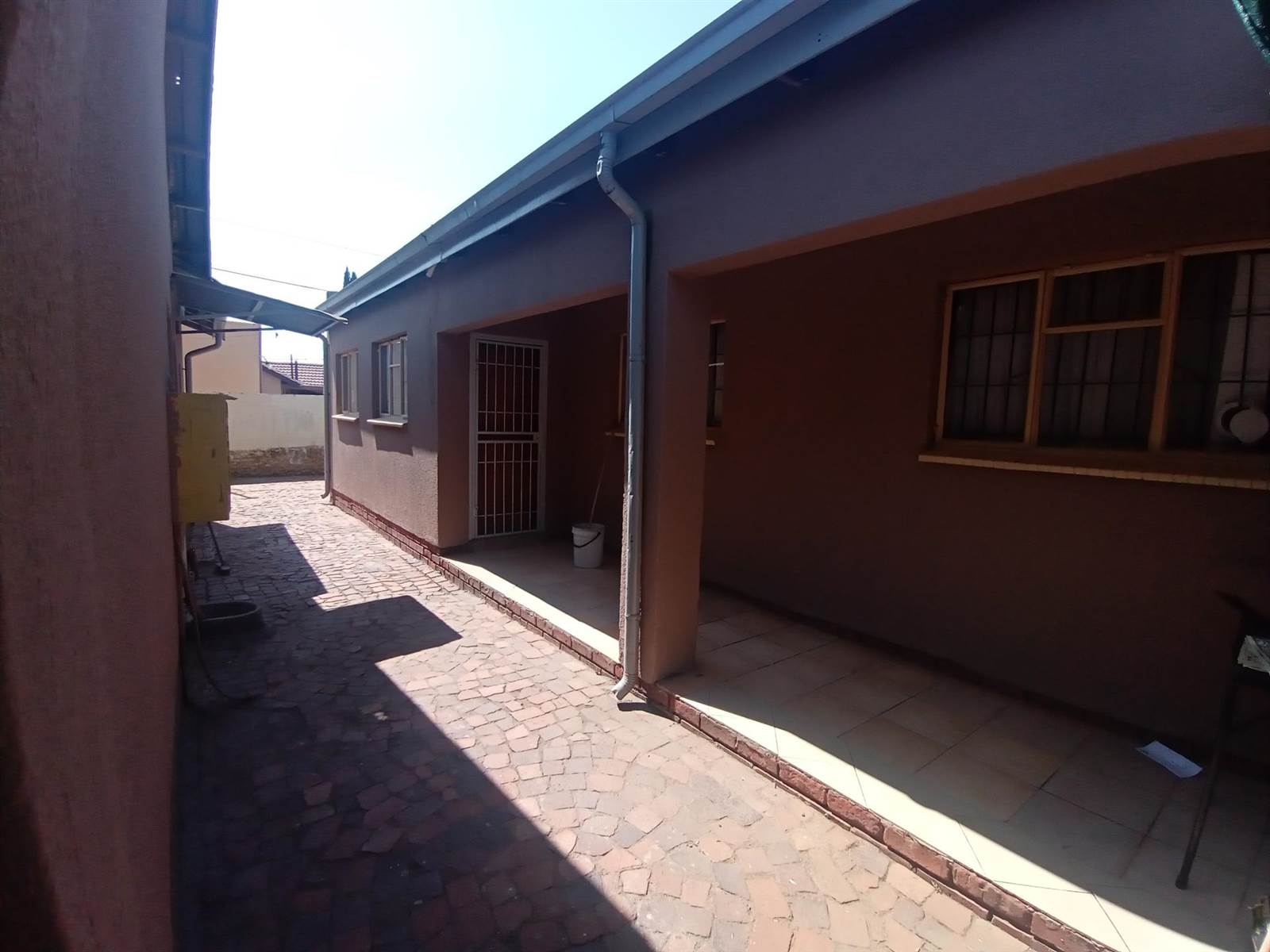 6 Bed House in Lenasia photo number 3