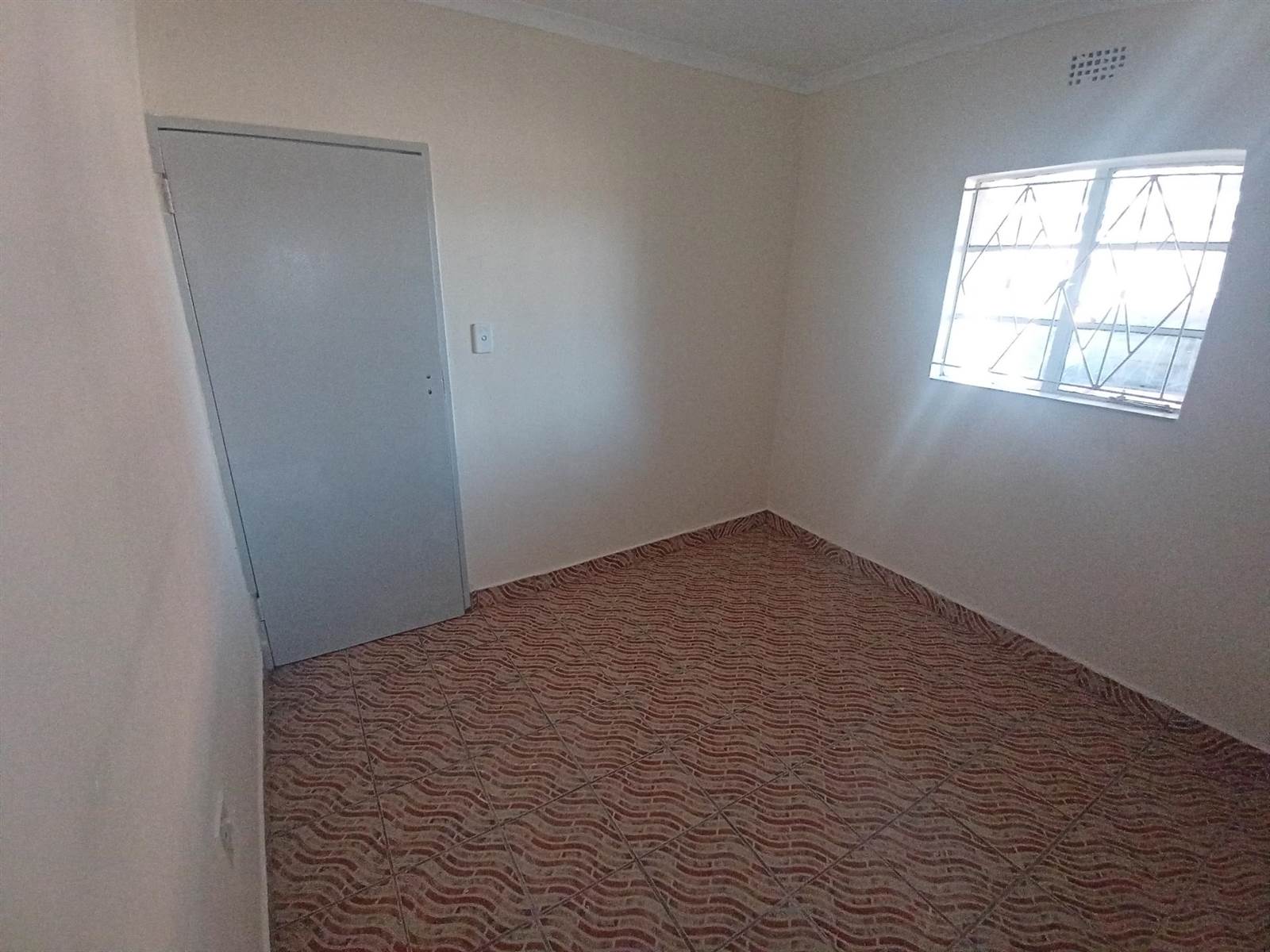 6 Bed House in Lenasia photo number 17
