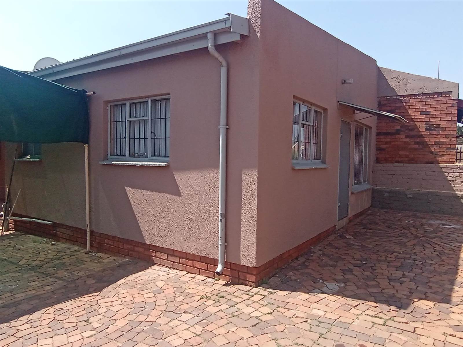 6 Bed House in Lenasia photo number 4