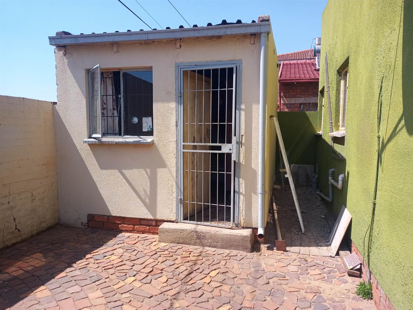 6 Bed House in Lenasia photo number 2