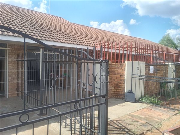 3 Bed Townhouse in Stilfontein