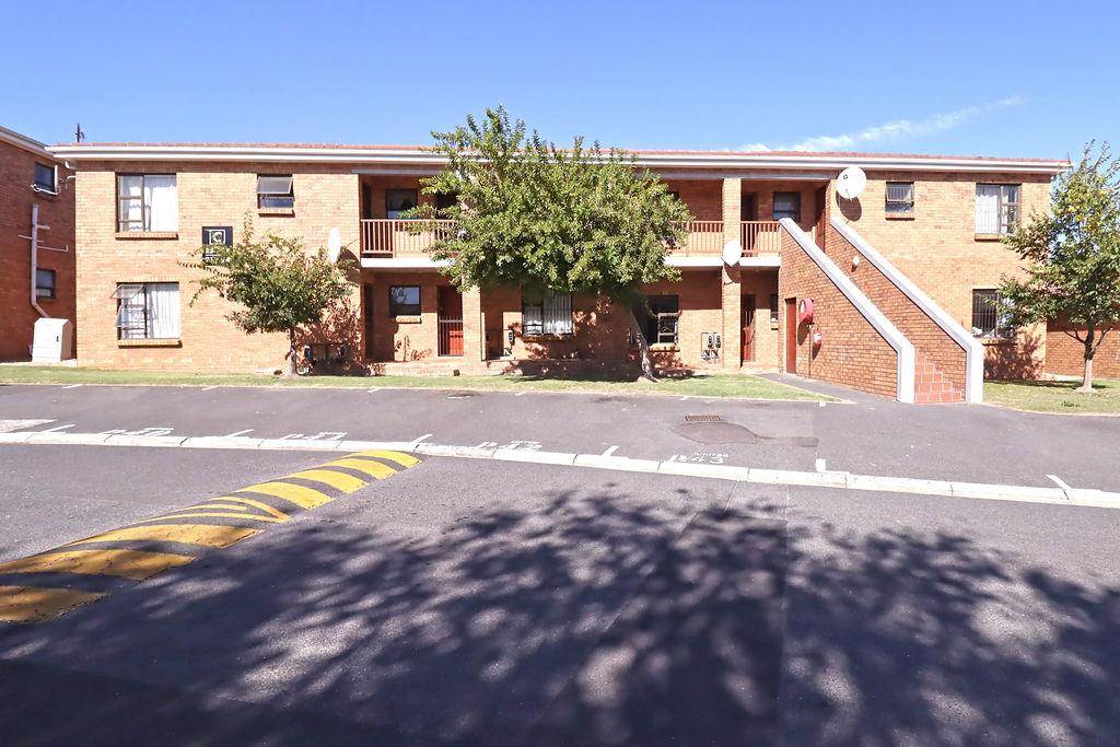 2 Bed Apartment in Durbanville photo number 16