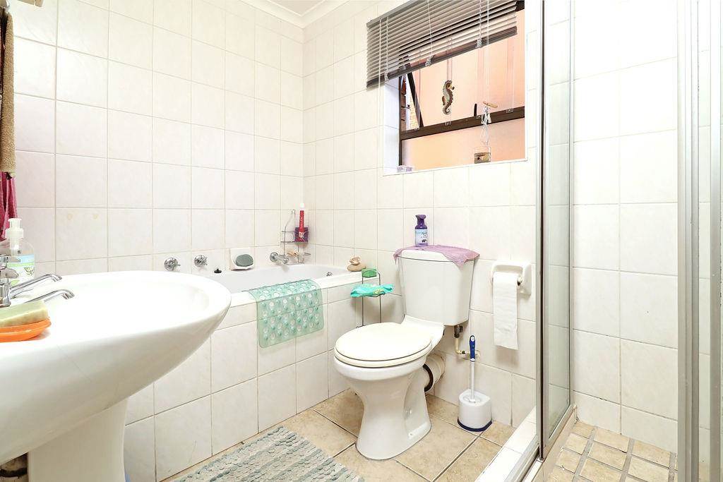 2 Bed Apartment in Durbanville photo number 12