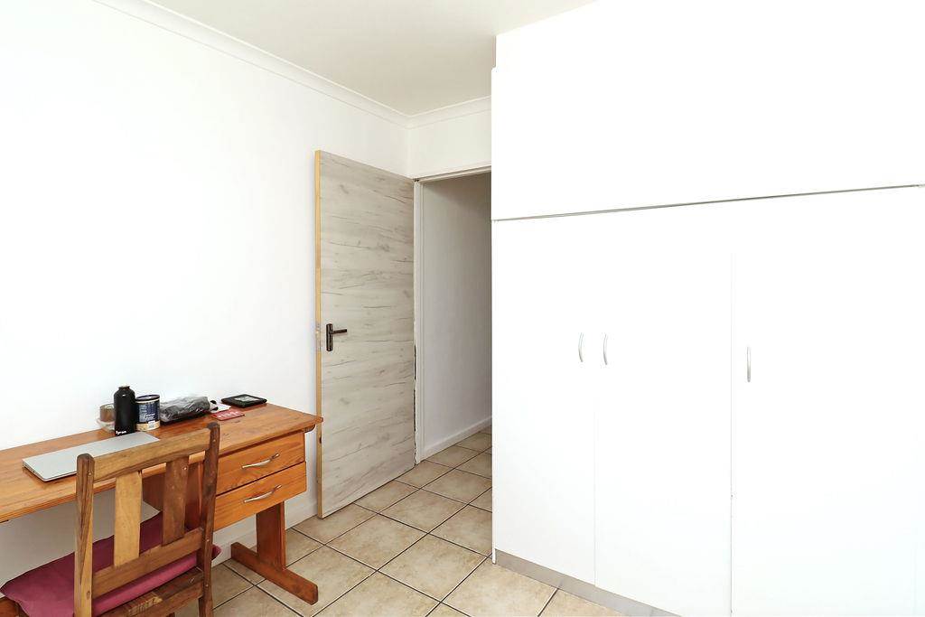 2 Bed Apartment in Durbanville photo number 9