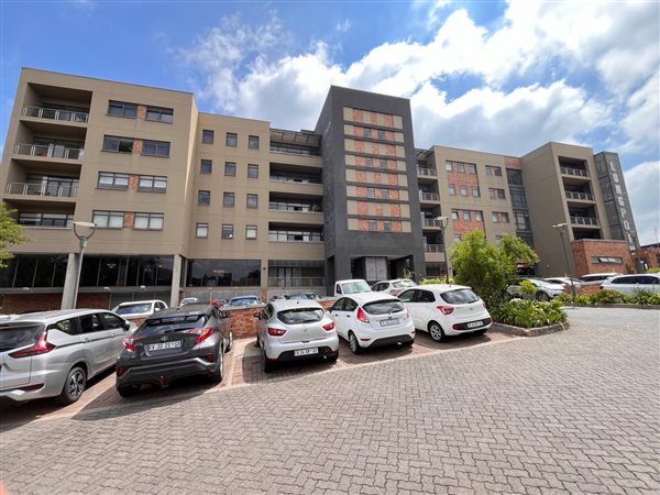 337  m² Commercial space in Fourways