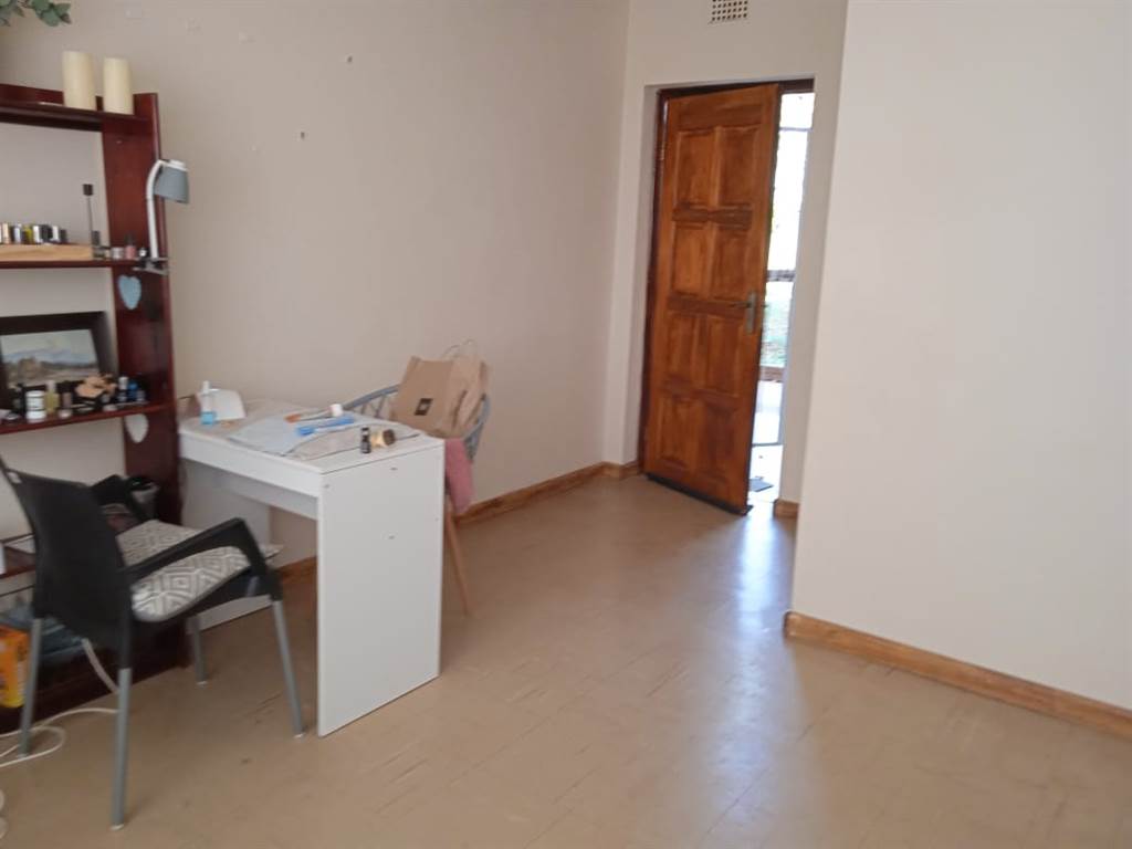 1 Bed Townhouse in Empangeni Central photo number 9